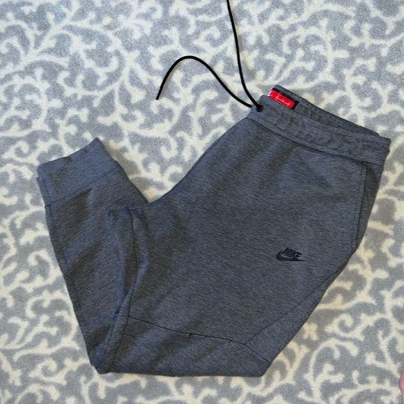 Nike EUC Men’s XL Grey Joggers. Thicker feel. Nearly new!